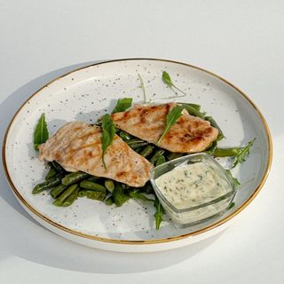 Куриная грудка гриль на подушке зеленой фасоли