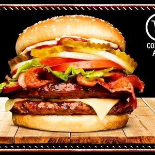 Hamburguesa Duomos Doble BBQ con bebida 330 ml y patatas clásicas.