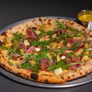 Піца з чорізо, брі, прошутто