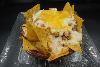 Tapa De Natxos Amb Salsa De Formatges I Carn Picada