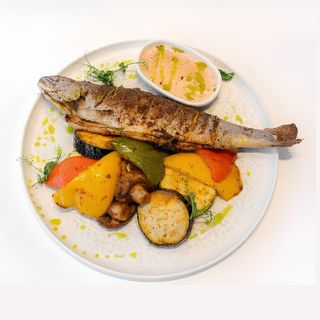 Форель с овощами гриль