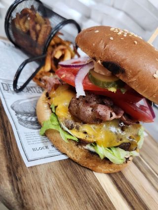 Burger Venus cu cartofi prajiti si sosul casei