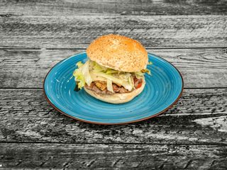 Hamburger con pomodoro, lattuga, emmental, funghi trifolati e salsa