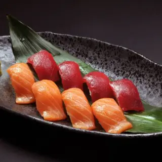 S18- Nigiri mixto de salmón y atún