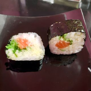 Futomaki Salmón, Ensalada de Algas y Mayonesa Japonesa (10 Pzs.)