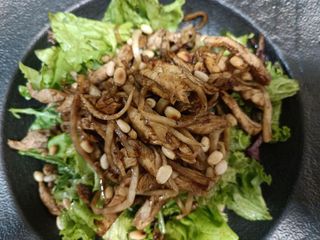 Topla pileća salata obrok