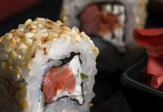 California De Salmón Y Aguacate (8 Pzs.)