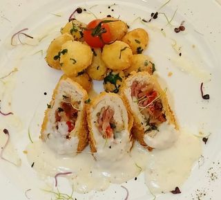 Rulou de pui cartofi wedges si sos alb