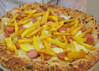 Bianca con würstel e patatine