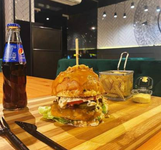 Burger + Cartofi + Bautura racoritoare