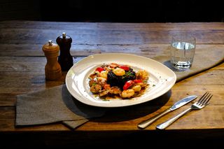 Creveți și vongole sotate cu vin alb și unt, orez negru