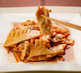 Pollo con bambù e funghi