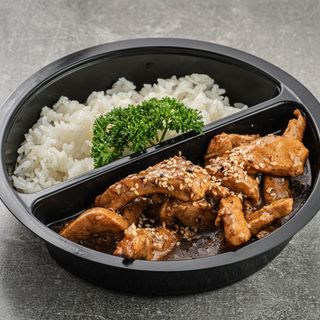 Гуляш куриный с гарниром