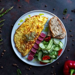 Омлет з фреш салатом