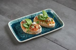 Брускета з лососем та крем-сиром (140г)