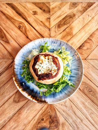 Manakish de Queijo c/ Muhamara (Vegetariano)