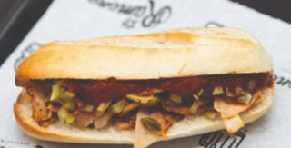 Ramoncito de kebab de pollo con salsa chipotle tatemada y pepinillo