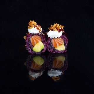 329. Ura Black Salmón Con Aguacate (8 Uds.)