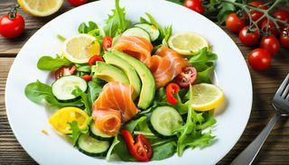 Աղցան ապխտած սաղմոնով (500գր)