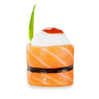 Гункан з лососем, крем-сиром та пікантним соусом