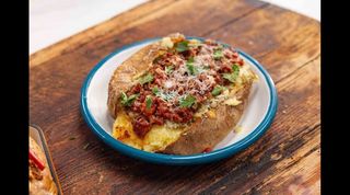 Печен пълнен картоф с домашна телешка кайма (800г)