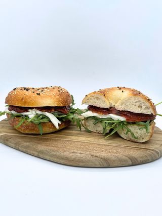 Bagel cu mozzarella și roșii uscate