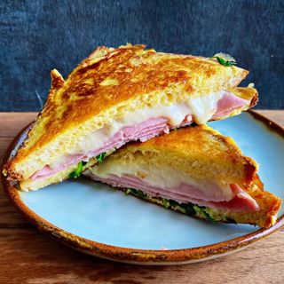 Tost z szynką i serem