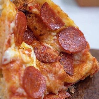 Pizza con salame piccante