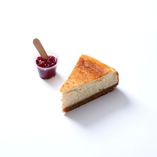 Porción Cheesecake Con Mermelada De Cereza