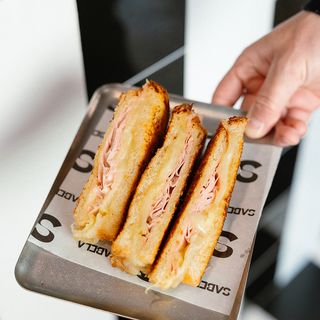 Sándwich RequeteMixto con jamón trufado