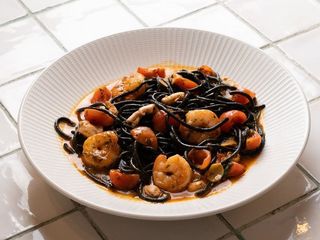 CZARNE SPAGHETTI Z OWOCAMI MORZA