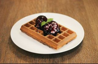 Гофра з морозивом та смородиновим соусом (190г)