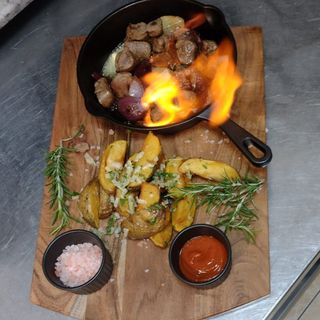 Tigaie cu vită picantă și cartofi prăjiți