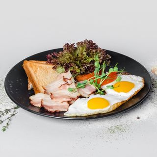 Яєчня з беконом (170г)