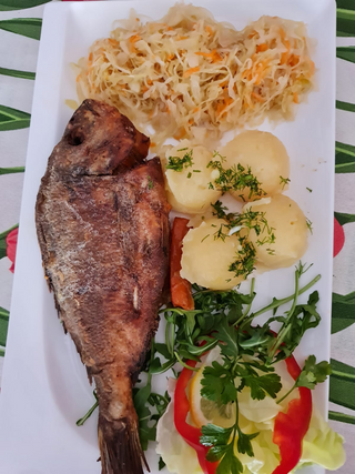 Dorada w całosci smażona z masełkiem czosnkowym, frytki, surówka