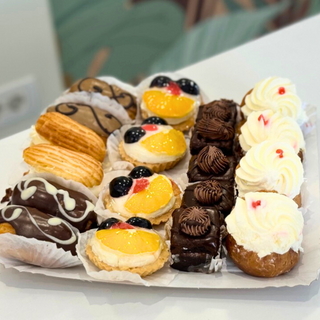 Platou cu miniprăjituri