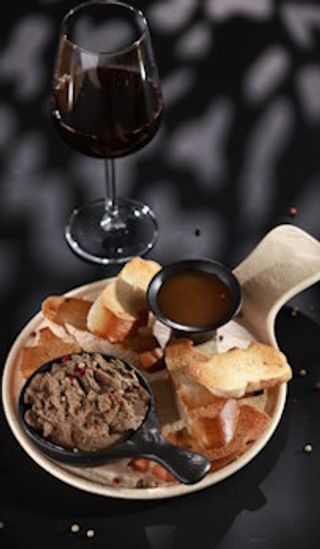 ქათმის პაშტეტი პანინით