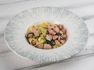 Тальятеллі з соусом із анчоусів та каперсів, опаленим філе тунця Bluefin та шпинатом (350g)