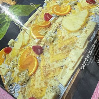 Плато италиански сирена с орехови ядки и пресни плодове (400 гр.)