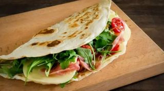 Piadina con prosciutto crudo, crescenza e rucola