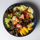 Ensalada verde con frutas naturales 