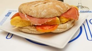 Bocadillo tortilla española con xamón serrano