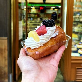 Babà panna e frutta