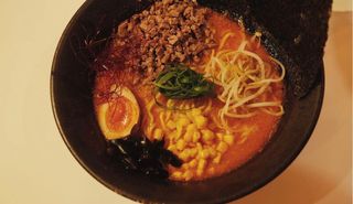 Ramen con vitello e verdure miste