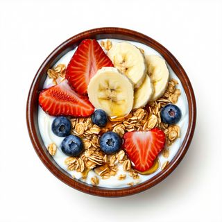 Bowl de Plátano, Yogurt, Granola Casera,  Arándanos y Toping de Cacahuete.