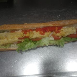 Bocadillo Tortilla Tudela 25 cm Tamaño L Tortilla Tradicional  con Salsa Suave, Lechuga, Tomate, Cebolla,  y Pimientos, Natural y Sana + Patatas Fritas (100gr)