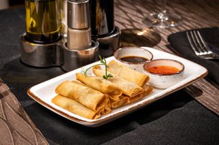 Pachețele de primăvară cu sos de soia și sweet chilly