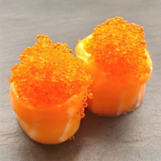 Gunkan salmon tobiko
