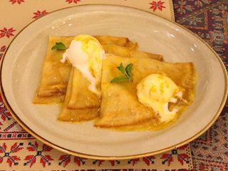 Блинчики томленные в апельсиновом соусе с мороженым