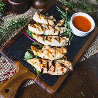 Meniu file la gratar, cartofi cu rozmarin, salata de varza+Cola doza 330 ml